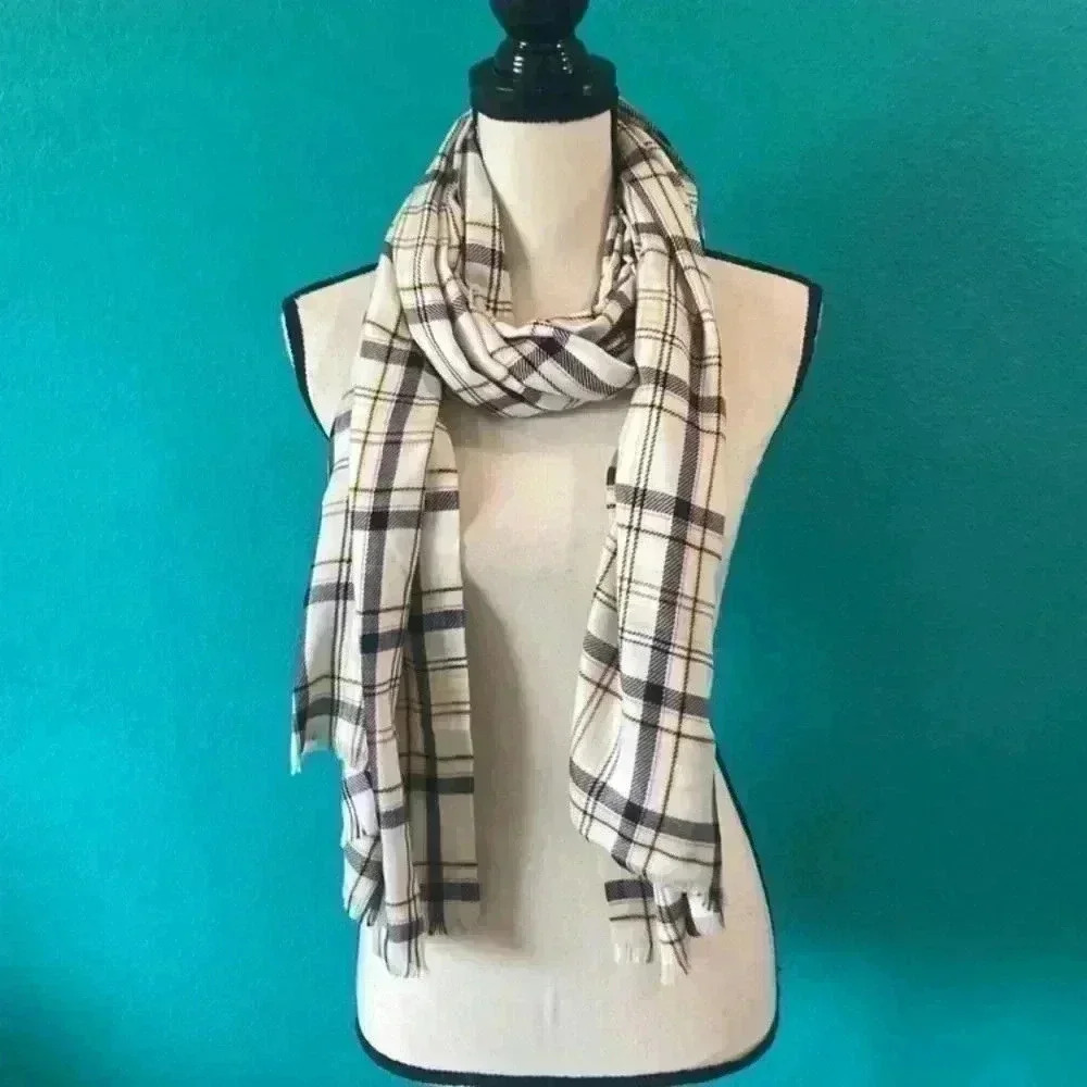 ⭐️ Plaid beige/white scarf